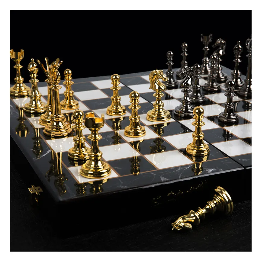 Toptan büyük özel hediye satranç panoları parti oyunu lüks adet checker altın siyah antika Metal satranç setleri satılık