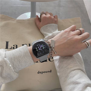 Montre numérique LED unisexe de style sportif avec bracelet en silicone, étanche 3 ATM, chronographe et autonomie de 1 an - Product Image 4