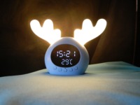 LED Wecker mit Geweih & Nachtlicht Smart Sensor Weck schlaf Trainer Kinderzimmer Wohnzimmer Küche Dekor