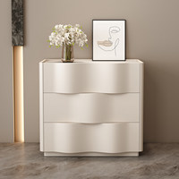 Commode minimaliste à panneaux ondulés en bois blanc crème pour salon et couloir