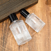 Flacon de parfum de luxe en verre craquelé noir 50ml/100ml, personnalisable avec impression sérigraphique, pulvérisateur pompe or/noir, cosmétique carré vide