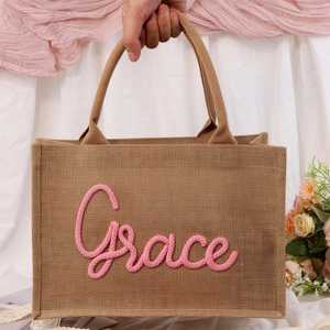 Sac fourre-tout en lin personnalisé au crochet avec nom, idéal pour la recompense des enseignants (Mme) Cadeau pour la rentrée scolaire - Product Image 3