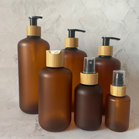Botol Plastik PET Amber Berlapis Embun Beku dengan Tutup Bambu, Wadah Kosmetik Isi Ulang untuk Sampo, Losion, Perawatan Kulit