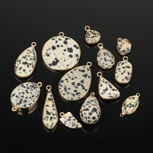 Colgante de piedra de jaspe dálmata natural, abalorios de moda chapados en oro para collar, fabricación artesanal de joyería - Product Image 1