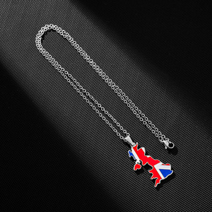 Collar con Colgante <span class=keywords><strong>de</strong></span> <span class=keywords><strong>Mapa</strong></span> <span class=keywords><strong>de</strong></span> la Bandera del Reino Unido <span class=keywords><strong>de</strong></span> Gran Bretaña e Irlanda del Norte, en Acero Inoxidable Esmaltado y Chapado en Oro <span class=keywords><strong>de</strong></span> 18K - Product Image 3