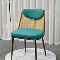 Chaise de salle à manger turquoise avec dossier en U inversé sur structure de couleur chocolat