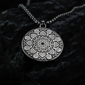 Collier pendentif en acier inoxydable pour hommes, motif floral, design géométrique, cadeau pour assortir aux vêtements - Product Image 4