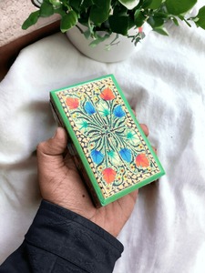 Caja de papel maché ecológica hecha a mano, pintada a mano con motivos florales, para guardar joyas y decorar el hogar, disponible para la venta. - Product Image 3