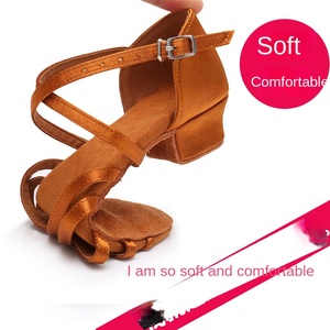 Chaussures de <span class=keywords><strong>danse</strong></span> Salsa de salle de bal modernes pour femmes confortables en peau de vache supérieure à la mode Satin PU filles enfants chaussures de <span class=keywords><strong>danse</strong></span> latine - Product Image 4