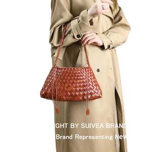 Sac pour femme tissé à la main, esthétique rétro de niche - Sac fourre-tout polyvalent à porter sous le bras / Sac de marché - Product Image 2