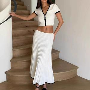 ชุดเซ็ตสองชิ้นสำหรับผู้หญิง แฟชั่นกระโปรงพลีทสั้น คอวี แขนสั้น ผ้าถักสีพื้นเรียบง่าย สไตล์ลำลอง - Product Image 1