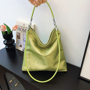 Túi hình lưỡi liềm nhẹ nhàng với một dây đeo vai có thể được đeo dưới cánh tay hoặc trên lưng exudes sang trọng và là Perfec - Product Image 3