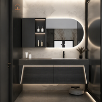Ensemble de meubles de salle de bain sur mesure XINGRUO pour projets hôteliers, en bois d'hévéa haut de gamme avec rangement, miroir intelligent anti-buée et pierre frittée