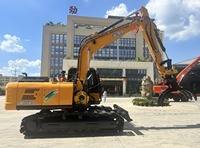 L'excavatrice forestière JG150L est équipée de têtes d'abattage et de grappins en forme de pagaie.