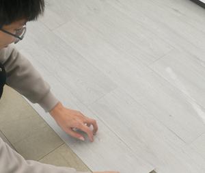 Autocollant <span class=keywords><strong>de</strong></span> <span class=keywords><strong>sol</strong></span> auto-adhésif pour carrelage en <span class=keywords><strong>ciment</strong></span>, épaissi, résistant à l'usure, imperméable, écologique, carré, pour usage domestique - Product Image 3