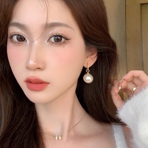 Luz lujo nicho estilo gran perla titanio acero oro para mujer Otoño Invierno alta gama sentido aro pendientes - Product Image 4