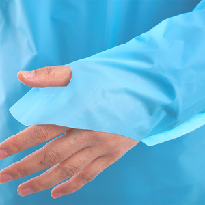 Robe jetable d'isolement de tablier jetable de CPE en plastique imperméable bleu de robe de CPE avec des douilles pour le docteur - Product Image 4