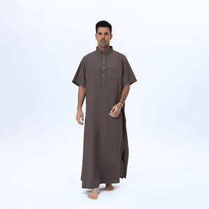 Túnica Haya 2025 Marrón de Manga Corta con Cuello y Bolsillo, Ropa Islámica para Hombre, Túnica Larga Elegante y Modesta - Product Image 1
