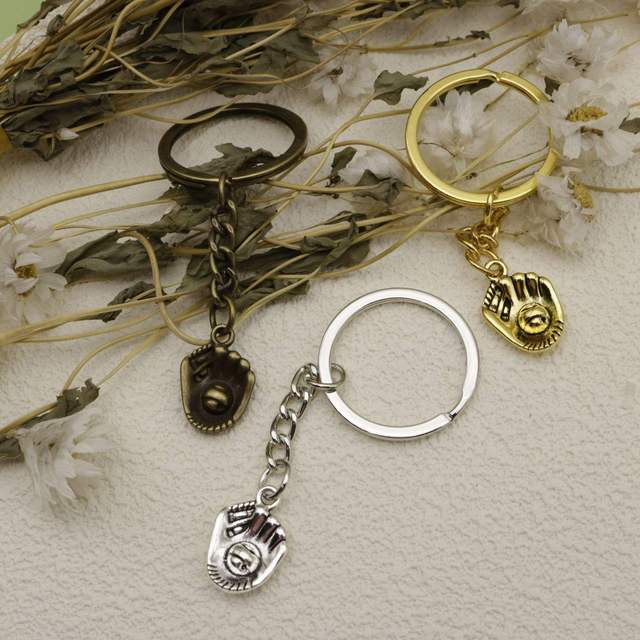 Wholesale Alloy Fashion Waterproof Lightweight Customizable Baseball Glove-shaped Heart Keychain Pendants Souvenir