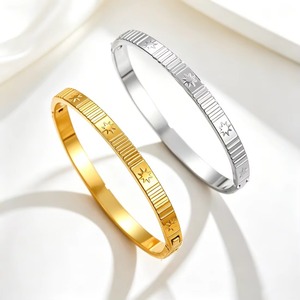 Bracelet manchette texturé en acier inoxydable gravé soleil et étoile, plaqué or/argent, style minimaliste, pour femme et jeune fille, idéal pour le quotidien et les anniversaires - Product Image 1