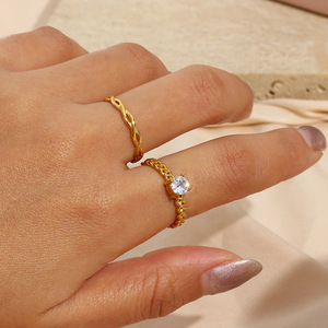 Bague torsadée empilable en acier inoxydable plaqué or 18 carats, résistante à l'eau et au ternissement, tendance, pour femme - Product Image 2