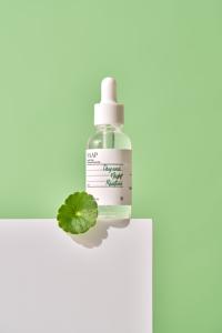 Ampoule apaisante NAAP Cica pour peaux sensibles et irritées, sérum réparateur qui renforce la barrière cutanée et réduit les rougeurs - Product Image 3