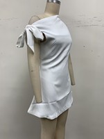 Robe mini élégante en satin à une épaule avec détail nœud - Robe de soirée blanche cintrée pour femme