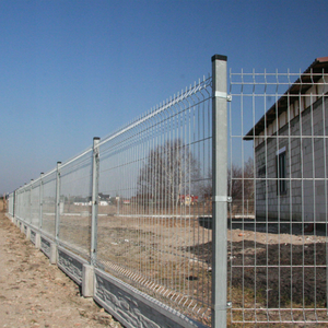 Clôture en panneaux 3D de style européen avec base en béton 1,5m+20cm, système modulaire, panneaux avec <span class=keywords><strong>gravier</strong></span> de béton, maille courbée RAL7016 - Product Image 4