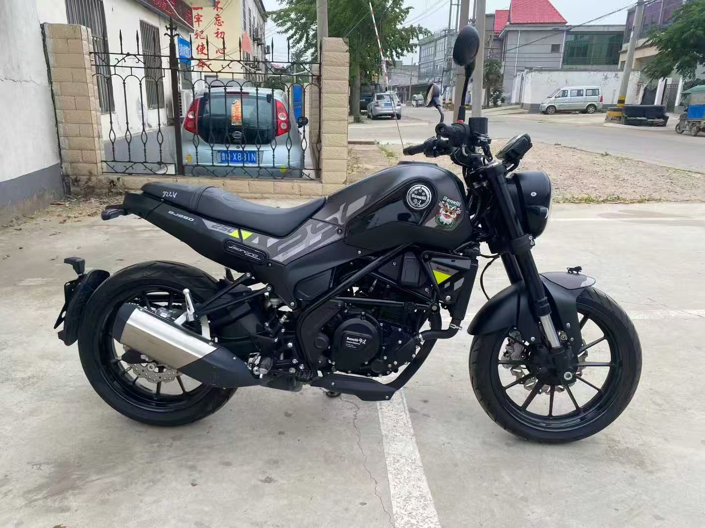 Bennali Gasoline Streetbike for Racing and Off-Road Use Urban and