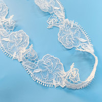 Vente en gros de dentelle blanche de style Pompeii soluble dans l'eau, découpée au laser et brodée, pour foulards, accessoires, décoration intérieure
