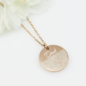 Collier pendentif rond personnalisé OEM/ODM en laiton/acier inoxydable avec gravure d'empreintes digitales, chaîne à maillons dorés pour cadeau d'anniversaire - Product Image 5