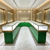 Maßgefertigte Luxus-Schmuckvitrine in U-Form mit LED-Beleuchtung, Grüne Geriffelte Glasvitrine für Juweliergeschäfte