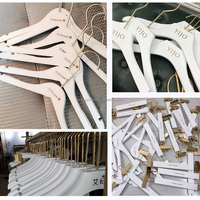 Cintre de Luxe en Bois à Pinces Antidérapant pour Boutique, Cintre à Vêtements Blanc en Bois avec Logo Personnalisé Gratuit pour Magasin de Vêtements