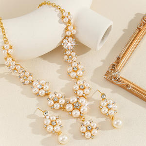 Kadınlar İçin Vintage Lüks Kısa Taklit İnci ve Yapay Elmas Alaşımlı Köprücük Kemiği Zinciri Kolye ve Küpe Seti Takı Aksesuarları - Product Image 6