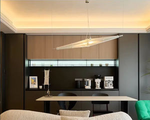 Meuble de cuisine moderne en bois massif de style luxe personnalisé avec îlot central et rangement intégré pour espace cuisine-salon - Product Image 1