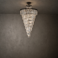 Lustre élégant en cristal pyramidal à dessus rond, avec pendentifs en bandes de cristal à plusieurs niveaux, pour l'éclairage des escaliers et des halls de duplex