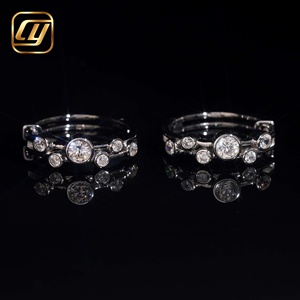 Pendientes de Aro Huggie de Plata de Ley S925 con Moissanita D VVS, Engaste Redondo con Múltiples Piedras, Pequeños Círculos, Joyería Fina - Product Image 3