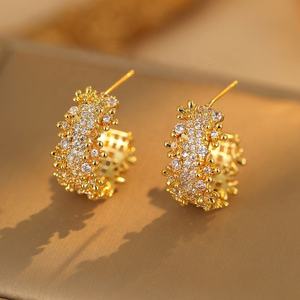 ต่างหูแบบติดหูทรงเรขาคณิตระดับไฮเอนด์สไตล์ยุโรป-อเมริกัน ดีไซน์เรียบหรู รูปทรงตัว C ทำจากเงินแท้ ดีไซน์หน้ากว้าง ทันสมัย - Product Image 5