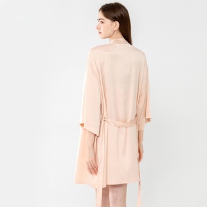 Ensemble <span class=keywords><strong>de</strong></span> vêtements <span class=keywords><strong>de</strong></span> <span class=keywords><strong>nuit</strong></span> en satin classique pour femmes avec logo personnalisé SMOOTH Factory, robe <span class=keywords><strong>de</strong></span> <span class=keywords><strong>nuit</strong></span> à bretelles spaghetti <span class=keywords><strong>et</strong></span> <span class=keywords><strong>peignoir</strong></span> <span class=keywords><strong>assorti</strong></span> en deux pièces - Product Image 4