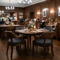 Solution de projet hôtelier personnalisée J2S, chaises modernes en velours de luxe et table en bois massif, ensemble de meubles de restaurant commercial