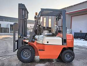 Chariot élévateur automatique LG75DT avec capacité de 7,5 tonnes et longueur totale (AVEC FOURCHE) Chariot élévateur tout terrain 4x4 de 5025mm - Product Image 6