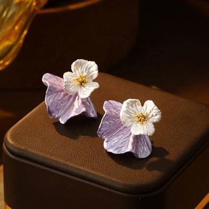 Pendientes de Perlas con Acabado en Spray, Diseño Geométrico Moderno, Chapados en Oro, Estilo Lujoso y Sofisticado, Tamaño Pequeño - Product Image 3