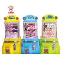 Mini machine à griffes de grue Super mignonne en métal de couleur bonbon pour enfants Machine à griffes de poupée pour enfants pour parcs d'attractions de magasin carré