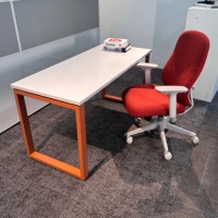 Ensemble bureau et chaise moderne pour étudiants, table d'étude pour enfants et adolescents, bureau d'ordinateur pour l'école, la maison ou le bureau, avec design à hauteur fixe