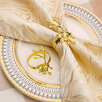 Ronds de serviette élégants classiques en métal doré motif fleur de prunier, durables et en stock pour décorations de table de buffet