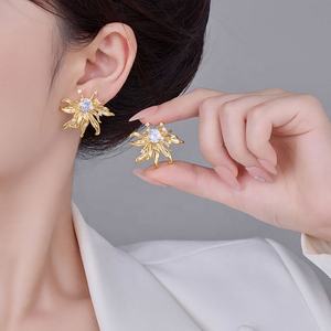 ต่างหูแบบติดหูทรงเรขาคณิตสไตล์ฝรั่งเศสย้อนยุค ประดับด้วยทองแดงและเพทาย ดีไซน์เก๋ไก๋ทันสมัย ชุบทองคำแท้ เงินแท้ S925 ให้ลุคผู้หญิงมีเสน่ห์ - Product Image 2