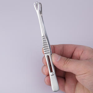 Pinces à éponges chirurgicales et pinces à pansements de haute qualité, fabriquées en acier inoxydable, adaptées aux procédures chirurgicales - Product Image 6