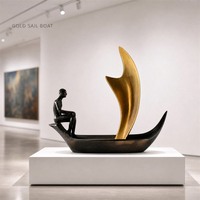 Statue d'art en résine en gros, sculpture de bateau à voile dorée avec figurine assise, commande en gros pour boutique de cadeaux, décoration intérieure, présentation en magasin