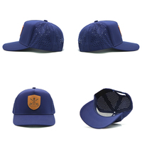 Casquette de sport personnalisée à 5 panneaux en polyester imperméable avec trous découpés au laser, casquette de golf perforée, visière incurvée, logo en cuir, casquette de baseball