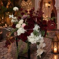 Bola Bunga Hydrangea Hijau Burgundy Ramah Lingkungan yang Elegan dengan Sentuhan Alami untuk Upacara Pernikahan di Gereja Dalam Ruangan dengan Pita Gantung